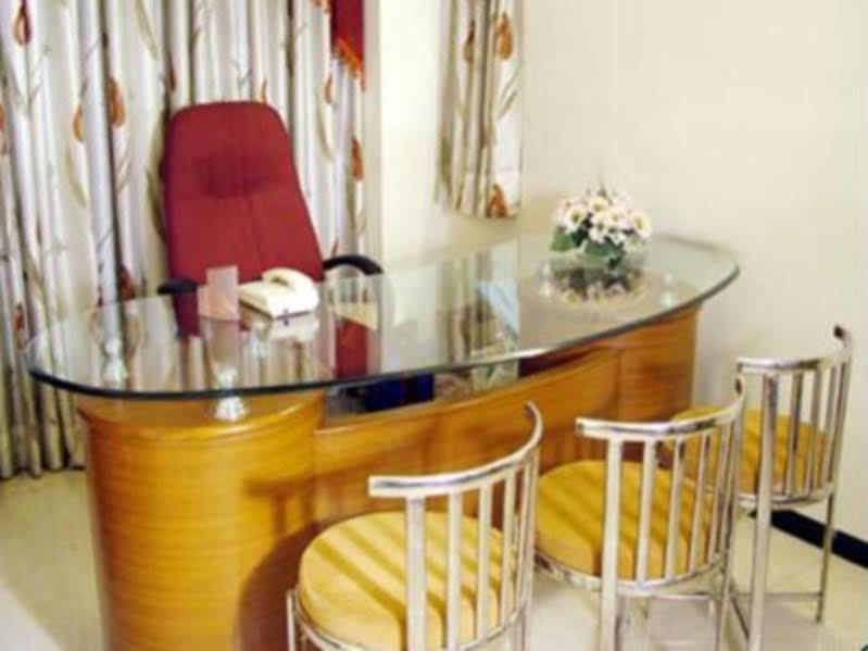 ראג'קוט Hotel Everstar מראה חיצוני תמונה